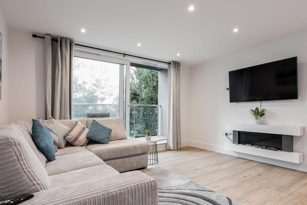 Stylish Town Centre Apartment, W Parking, Nr Beach Bournemouth Kültér fotó