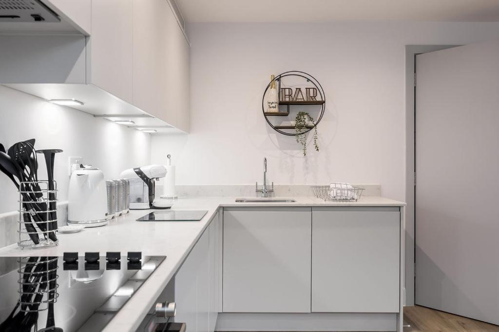 Stylish Town Centre Apartment, W Parking, Nr Beach Bournemouth Kültér fotó