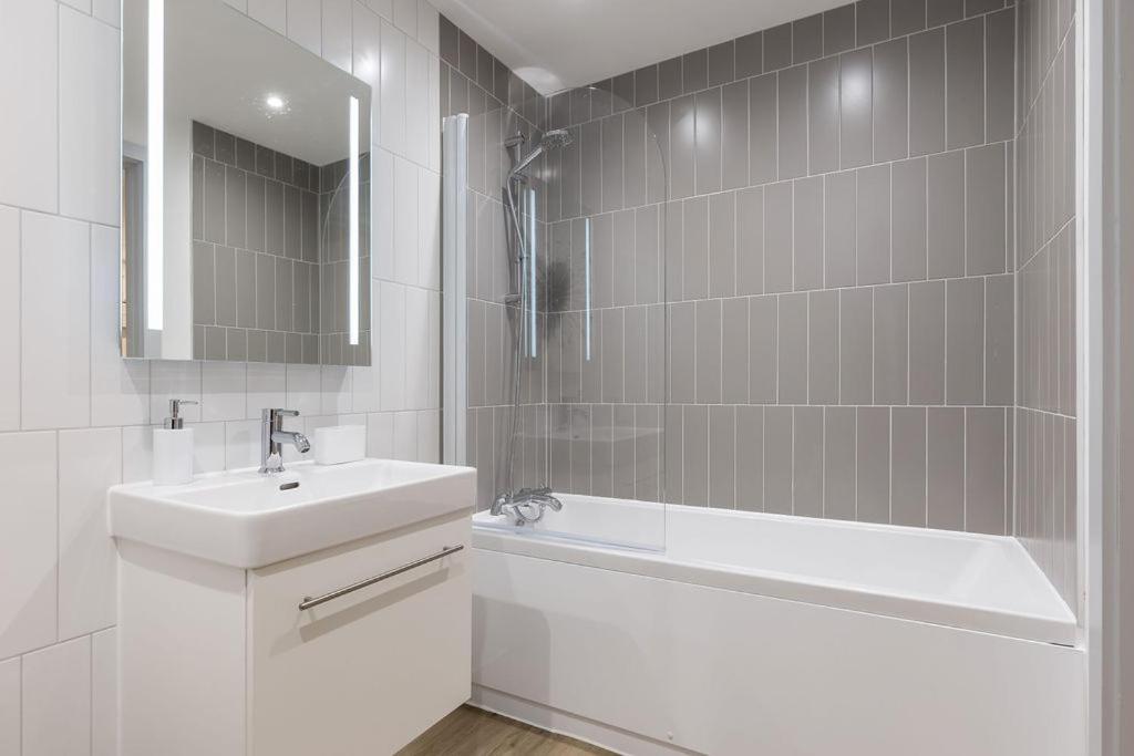 Stylish Town Centre Apartment, W Parking, Nr Beach Bournemouth Kültér fotó